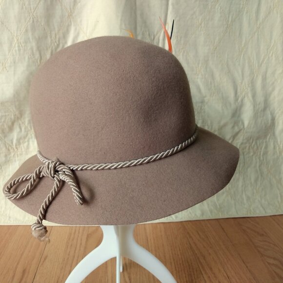 Light Brown Felt Hat with Feather Brooch Pin and Silky Cable Rope Bow - Picture 7 of 11